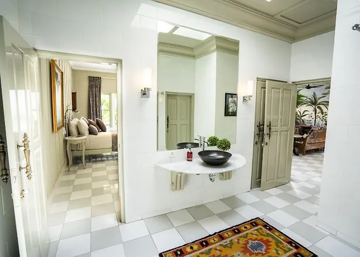 The Gatehouse - Stylish And Unique Luxury Pool Villa, Great Location!